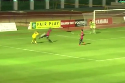 Ταϊλάνδη: Θεσπέσιο γκολ με ραμπόνα! (video)