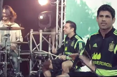 Ισπανία: Ντραμς ο Τσάβι στο τραγούδι για το Μουντιάλ! (video)