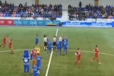 Νορβηγία: «Σακάτεψε» συμπαίκτη του πριν τη σέντρα! (video)