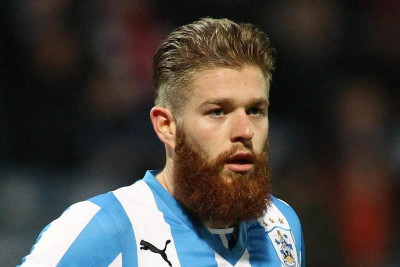 Αγγλία: Παίκτης έβαψε τα μούσια του γαλάζια και άσπρα! (photo)