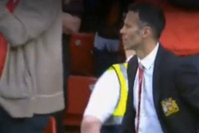 Μάντσεστερ Γιουνάιτεντ: Το μόριο οπαδού δίπλα στον Γκιγκς (photos+video)