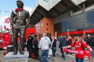 Λίβερπουλ: Έκαναν άγαλμα τον Μόγιες! (photos+videos)