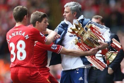 Λίβερπουλ - Τσέλσι: Ο Μουρίνιο δεν δίνει την κούπα στον Τζέραρντ (photos)