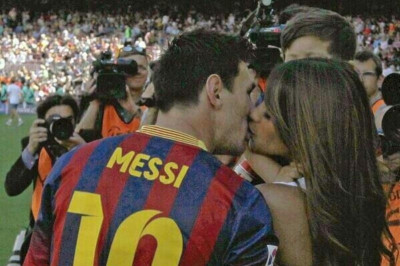 Μπαρτσελόνα: Φίλησε την Αντονέλα στο στόμα ο Μέσι (photos)