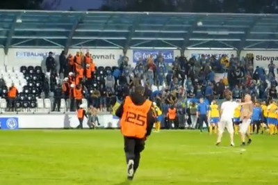 Σλοβακία: Οπαδός γρονθοκόπησε αντίπαλο εισβολέα! (video)