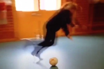 Απίστευτη τούμπα: Τι το θέλεις το ποδόσφαιρο… γριά γυναίκα! (video)