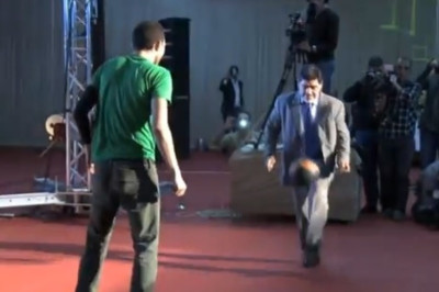 Ντιέγκο Μαραντόνα: Δεν... κάνει για freestyle football (video)