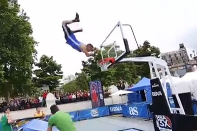 Εξωπραγματικό κάρφωμα με τραμπολίνο! (video)