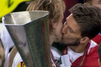 Σεβίλλη: Ο παντρεμένος Ράκιτιτς φιλάει συμπαίκτες του στο στόμα! (photos)