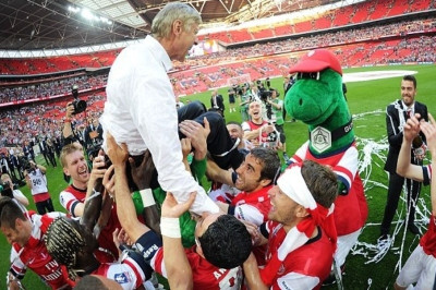 Άρσεναλ: Τρελοί πανηγυρισμοί με... γυμνό Βενγκέρ (video)