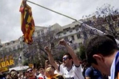 Ρεάλ-Ατλέτικο: Έκαψαν φανέλα της Μπαρτσελόνα