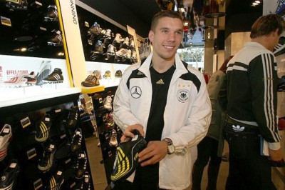 Γερμανία: Έριξε δημοσιογράφο στην πισίνα ο Ποντόλσκι (video)