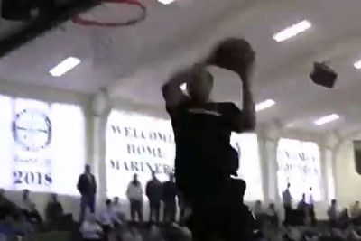 Τρομερό κάρφωμα: Τράνταξε την μπασκέτα ο Πάρκερ (video)