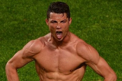 Κριστιάνο Ρονάλντο: Topless σαν τον Μπαλοτέλι (photos)