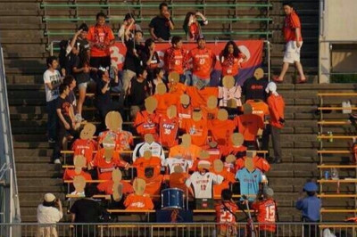 Ιαπωνία: Έβαλαν ψεύτικο κόσμο στις κερκίδες! (photos)