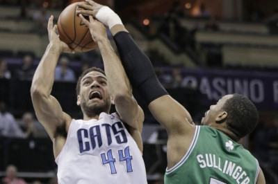 Σάρλοτ Χόρνετς: Καρφώνει ο Τέιλορ