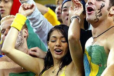 Μουντιάλ 2014: Η Βραζιλιάνα οπαδός με το στήθος έξω (photos+video)