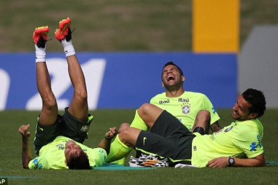 Μουντιάλ 2014: Ο Σκολάρι κλωτσάει τον Ντάνι Άλβες (video)