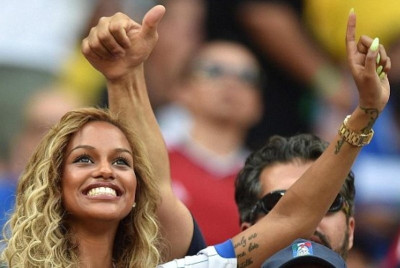 Μουντιάλ 2014: Η καλή του Μπαλοτέλι και οι... άλλες (photos)