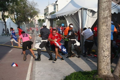 Παγκόσμιο Κύπελλο Ποδοσφαίρου 2014: Επεισόδια από Χιλιανούς (photos+videos)