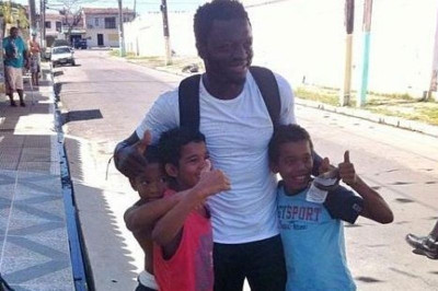 Παγκόσμιο Κύπελλο Ποδοσφαίρου 2014: Χρήματα σε φτωχούς ο Μουντάρι (video)