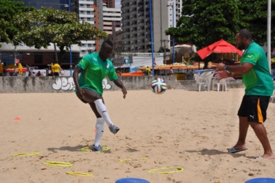 Ελλάδα - Ακτή Ελεφαντοστού: Οι άλλοι στο γήπεδο κι αυτός στην παραλία (photos)