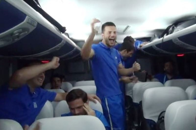 Ελλάδα – Ακτή Ελεφαντοστού: Γλέντι στο πούλμαν για το αεροδρόμιο (video)