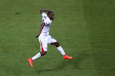 Παγκόσμιο Κύπελλο Ποδοσφαίρου 2014: Βούτηξαν… τον Κάμπελ στην τούρτα! (photos)