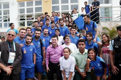 Ελλάδα: Καρέ καρέ η συγκινητική αναχώρηση (photos)