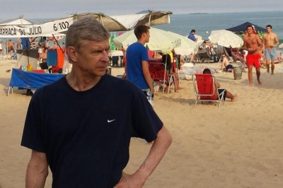 Άρσεναλ: Δείτε τον Βενγκέρ με μαγιό (photos+video)