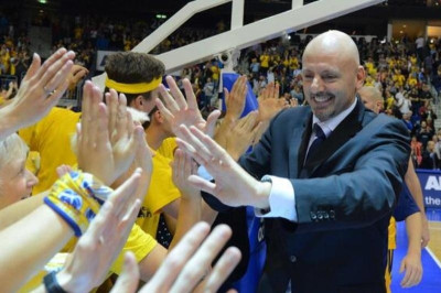 Άλμπα Βερολίνου: Έμεινε ο Ομπράντοβιτς