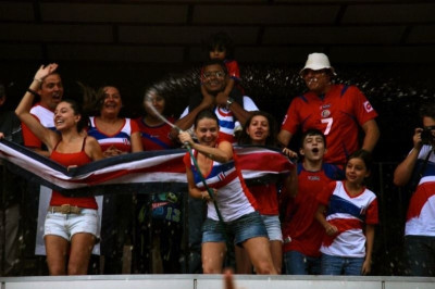 Παγκόσμιο Κύπελλο Ποδοσφαίρου – Προημιτελικά: Πως πανηγύρισε η …Ελλάδα της Κόστα Ρίκα (videos+ photos)