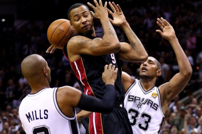 Σαν Αντόνιο Σπερς: Βλέπουν Λιούις και Λίβινγκστον