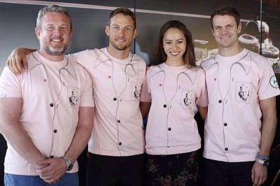 Τζένσον Μπάτον: Με ροζ κράνος για τον πατέρα του (photos)