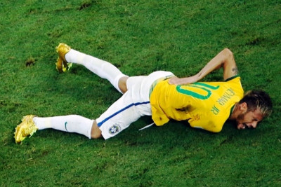 Παγκόσμιο Κύπελλο ποδοσφαίρου 2014 – Προημιτελικοί: Σε αναπηρικό καροτσάκι ο Νεϊμάρ (video)