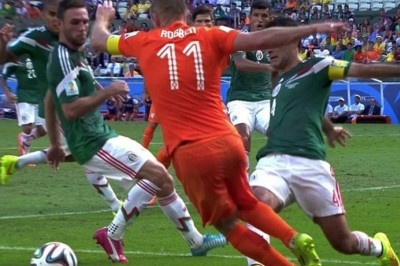 Παγκόσμιο Κύπελλο Ποδοσφαίρου 2014 - Ημιτελικοί: «Τρελαμένος» με τις... βουτιές ο Ρόμπεν (photos)