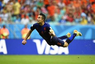 Παγκόσμιο Κύπελλο Ποδοσφαίρου 2014 – Ημιτελικοί: Έγινε κέρμα η κεφαλιά του Φαν Πέρσι (photos+video)