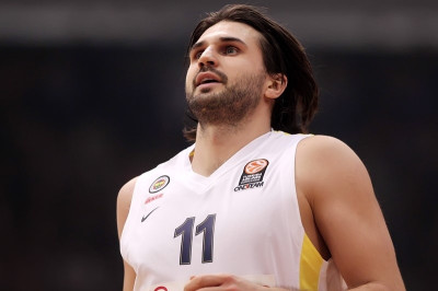 Αρμάνι Τζινς Μιλάνο: Διαπραγματεύσεις με Κλέιζα