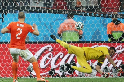 Μουντιάλ 2014: Το πέναλτι του Φλάαρ για λίγα εκατοστά δεν ήταν γκολ (videos+photos)