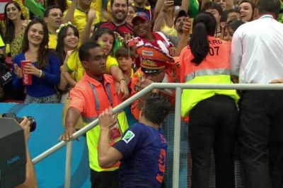 Παγκόσμιο Κύπελλο Ποδοσφαίρου 2014: Χάρισε το μετάλλιό του ο Φαν Πέρσι (video+photos)