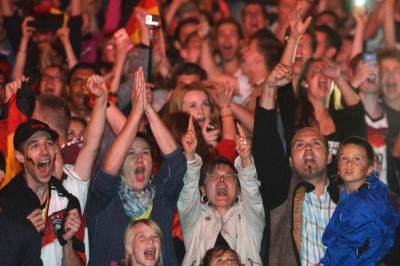 Παγκόσμιο Κύπελλο Ποδοσφαίρου – Τελικός :Πανηγυρισμοί στη γερμανική πρεσβεία στη Βραζιλία(video)