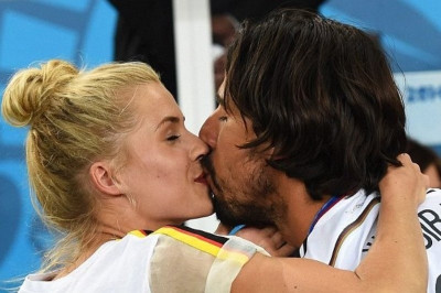 Παγκόσμιο Κύπελλο Ποδοσφαίρου 2014 - Τελικός: Γλέντησαν και τις γυναίκες τους οι Γερμανοί (photos)