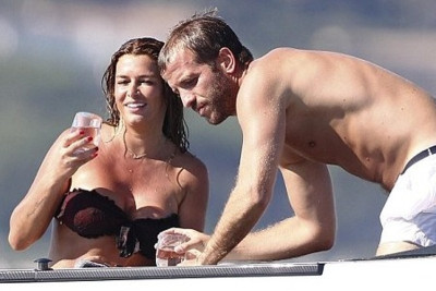 Ράφαελ φαν ντερ Φάαρτ: Βουτιές στο Σεν Τροπέ με τη φίλη του (photos)