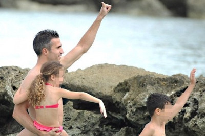 Μάντσεστερ Γιουνάιτεντ: Κανό στα Μπαρμπέιντος ο φαν Πέρσι (photos)