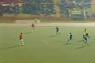 Περού: Σκόραρε πίσω από τη σέντρα (video)