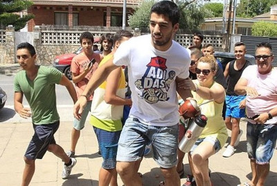 Μπαρτσελόνα: Οπαδοί κυνήγησαν τον Σουάρεζ στον δρόμο (photos)