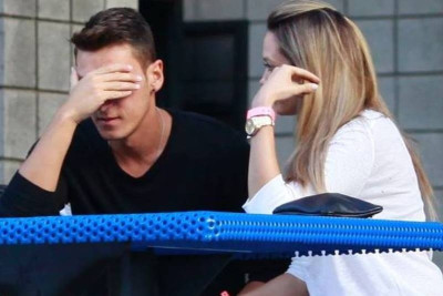 Άρσεναλ: Στο Λος Άντζελες με την Μάντι ο Οζίλ (photos)