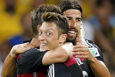 Άρσεναλ: Ξάπλες σε πισίνα με τη φίλη του ο Οζίλ (photos)