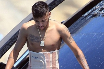 Νεϊμάρ: Φοράει ακόμα κορσέ στα μπάνια του (photos)