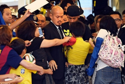 Νεϊμάρ-μάνια στην Ιαπωνία (video+photos)